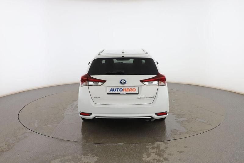 Usado Toyota Auris Touring Sports Active 136 CV (100 kW) 2016 Blanco Familiar