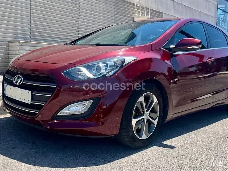 Usado Hyundai i30 GO! 100 CV (73 kW) 2016 Granate Berlina