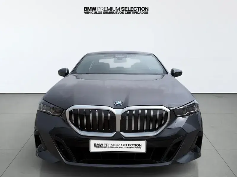 Nuevo BMW 530e Comfort Edition 299 CV (219 kW) 2026 Gris / plata Berlina
