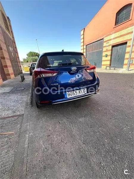 Usado Toyota Auris Hybrid Active 136 CV (100 kW) 2018 Azul Berlina