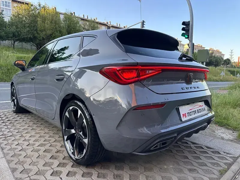 Usado Cupra Leon 150 CV (110 kW) 2024 Gris / plata Berlina
