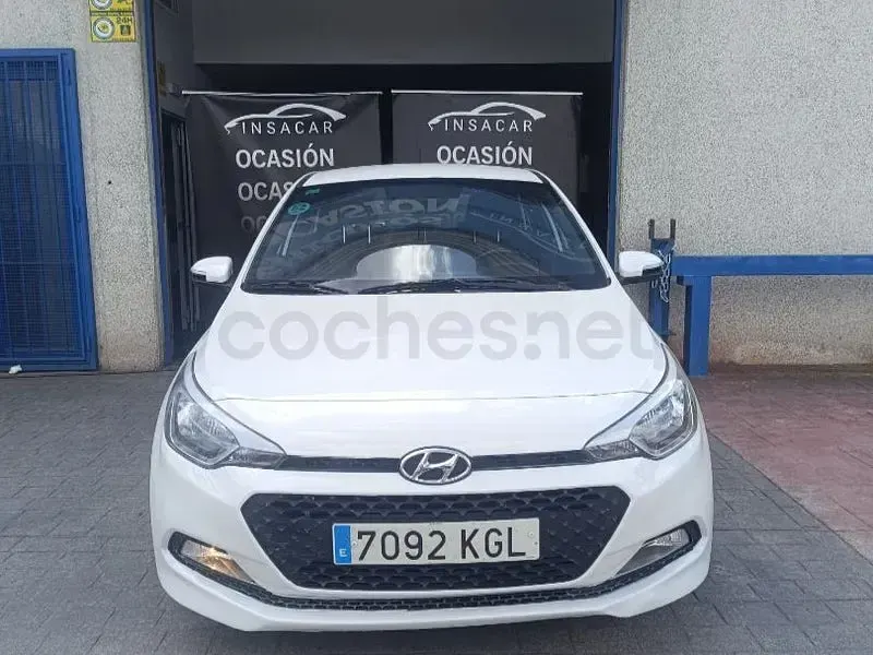 Usado Hyundai i20 84 CV (61 kW) 2018 Blanco Berlina