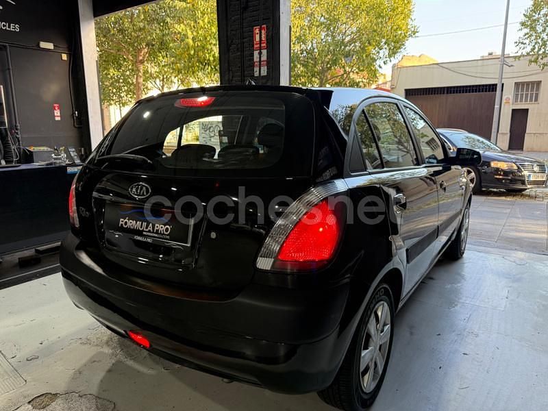 Usado Kia Rio EX 97 CV (71 kW) 2005 Negro Berlina
