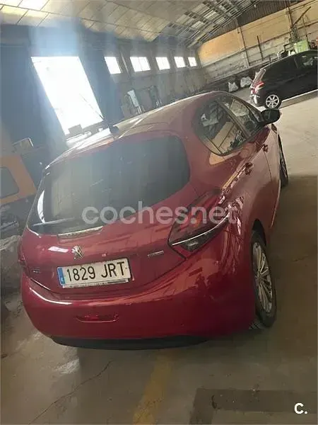 Usado Peugeot 208 Style 82 CV (60 kW) 2016 Granate Utilitario