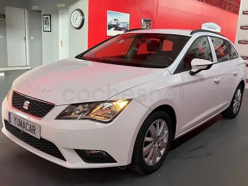 Usado Seat Leon Style Plus 150 CV (110 kW) 2016 Blanco Familiar