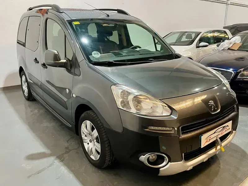 Usado Peugeot Partner Tepee Outdoor 92 CV (67 kW) 2013 Gris / plata Monovolumen