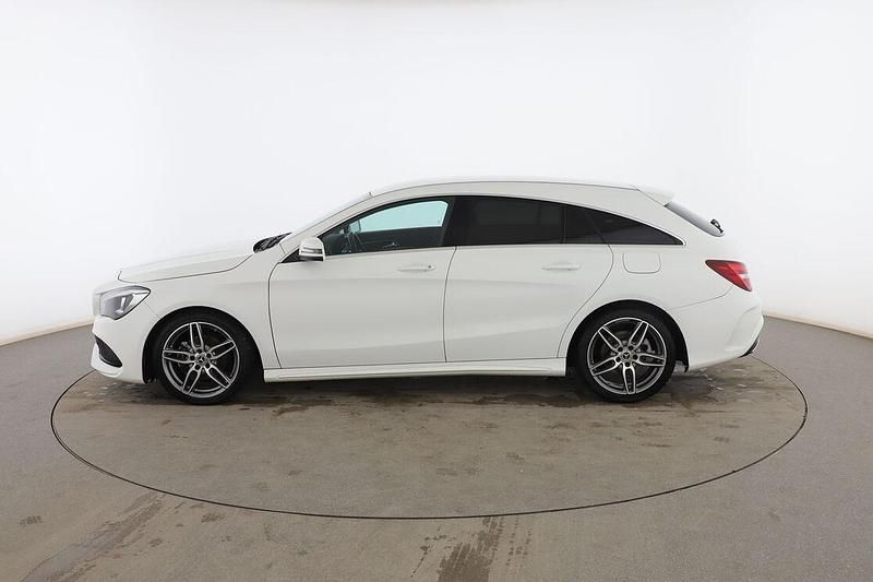 Usado Mercedes CLA200 Shooting Brake AMG line 135 CV (99 kW) 2018 Blanco Familiar