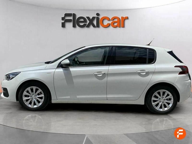 Usado Peugeot 308 Allure 130 CV (95 kW) 2018 Blanco Berlina