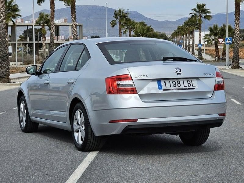 Usado Skoda Octavia Ambition 115 CV (84 kW) 2019 Gris / plata Berlina