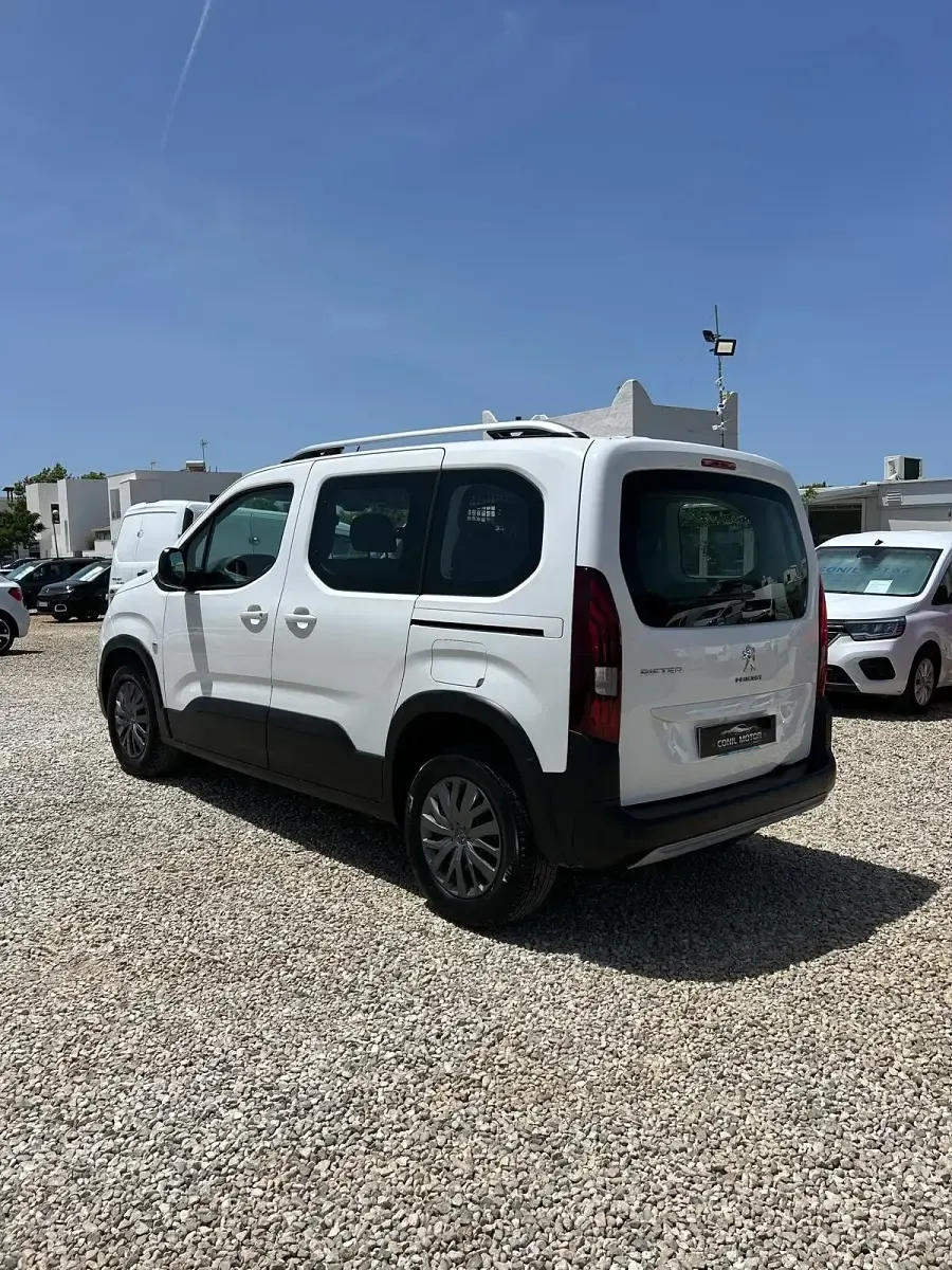 Usado Peugeot Rifter Active 102 CV (75 kW) 2022 Blanco Monovolumen
