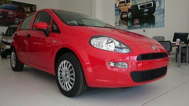 Usado Fiat Punto Pop 75 CV (55 kW) 2015 Rojo Utilitario