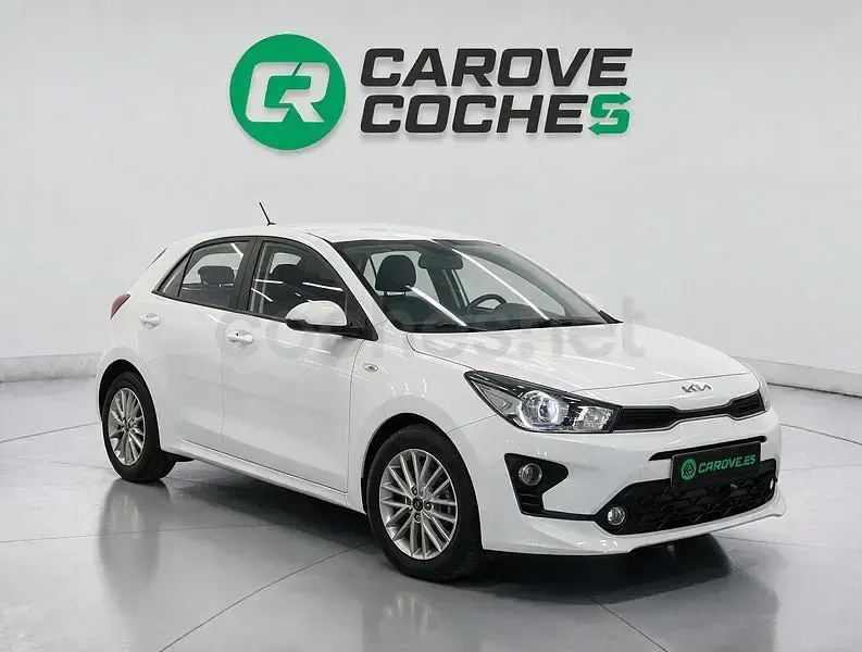 Usado Kia Rio 84 CV (61 kW) 2023 Granate Berlina