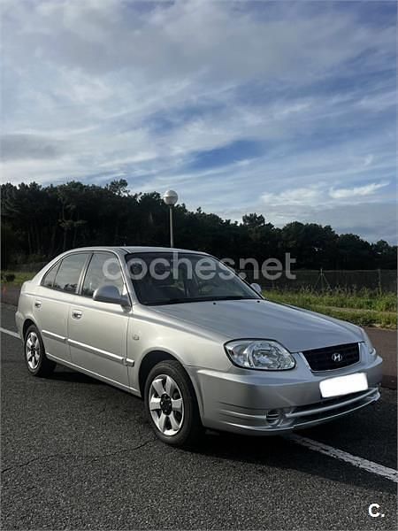 Gris / plata Usado 2005 Hyundai Accent Berlina | 2000 € - Imagen 1/4