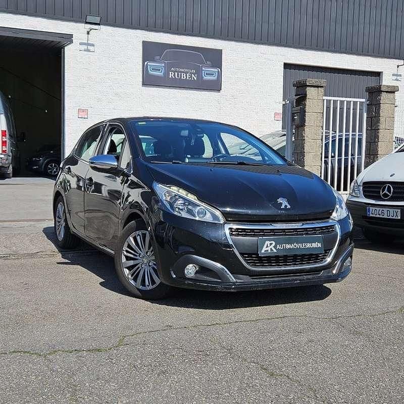 Usado Peugeot 208 Allure 92 CV (67 kW) 2015 Negro Utilitario