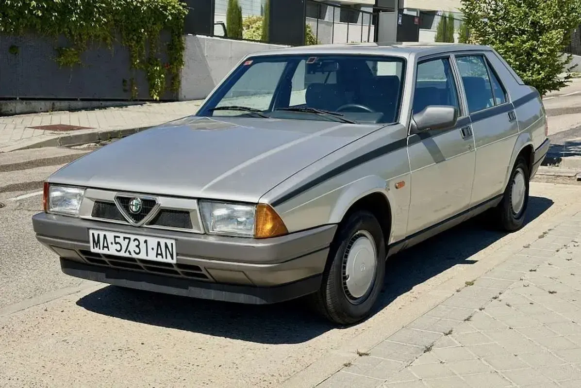 Usado Alfa Romeo 75 120 CV (88 kW) 1988 Gris / plata Berlina