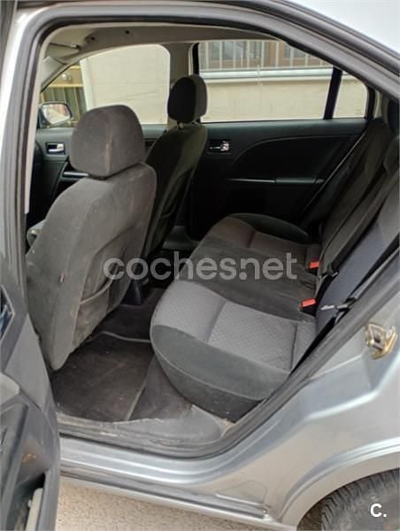 Usado Ford Mondeo Ghia 130 CV (95 kW) 2006 Gris / plata Familiar