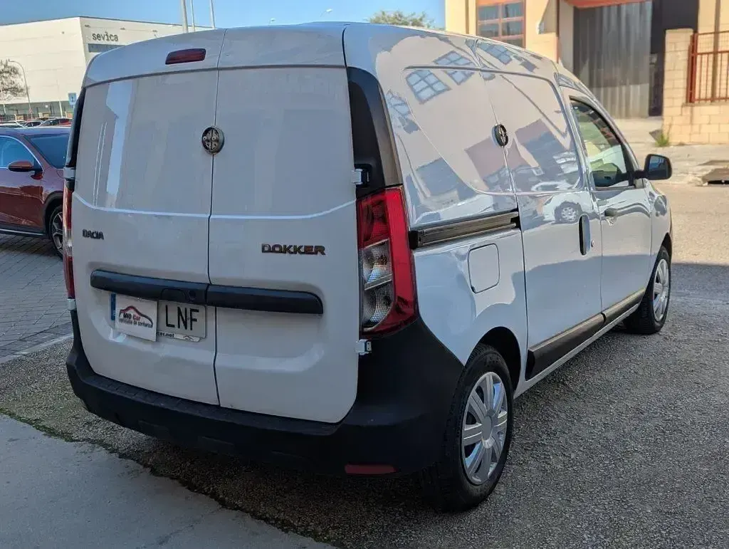 Usado Dacia Dokker Essentiel 107 CV (78 kW) 2021 Blanco Monovolumen