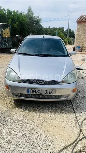 Usado Ford Focus Trend 115 CV (84 kW) 2001 Gris / plata Berlina