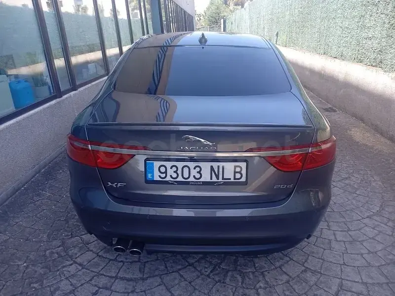 Usado Jaguar F-Pace R-Sport 180 CV (132 kW) 2017 Gris / plata SUV