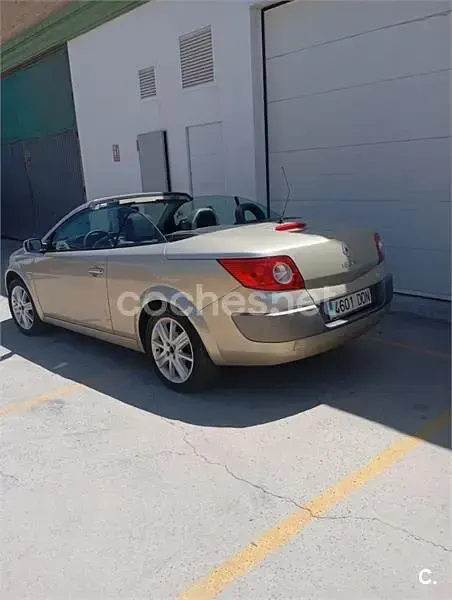 Usado Renault Mégane Cabriolet Authentique 115 CV (84 kW) 2005 Beige Descapotable