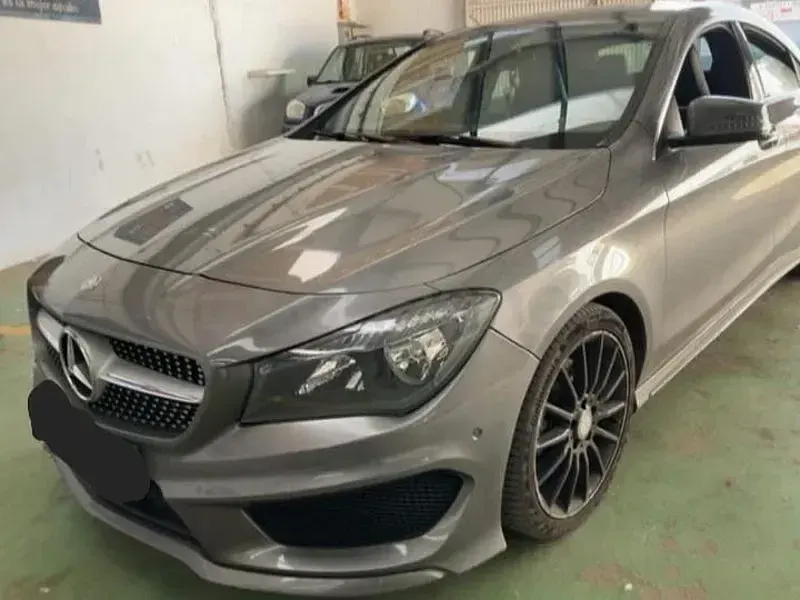 Usado Mercedes CLA220 AMG line 170 CV (125 kW) 2014 Gris / plata Berlina