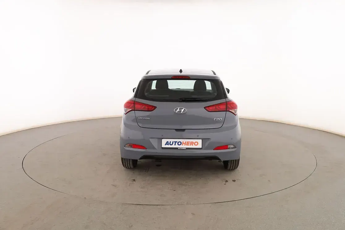 Usado Hyundai i20 85 CV (62 kW) 2015 Gris Berlina