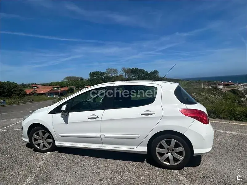 Usado Peugeot 308 Active 92 CV (67 kW) 2013 Blanco Berlina