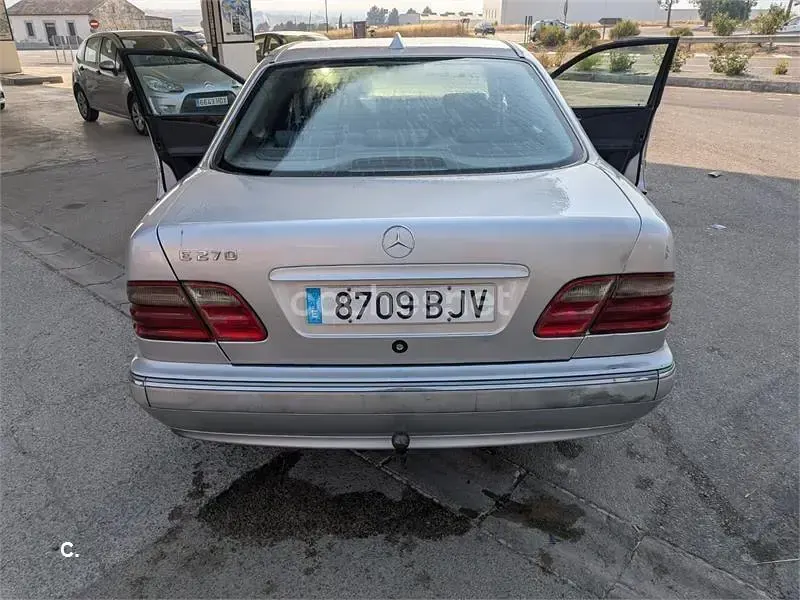 Usado Mercedes E270 Elegance 170 CV (125 kW) 2001 Gris / plata Berlina