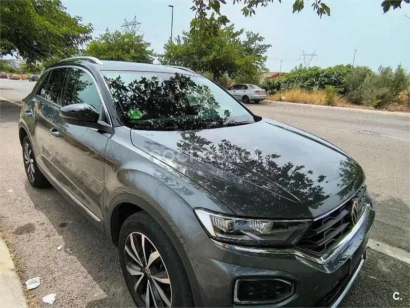 Usado VW T-Roc Advance 110 CV (80 kW) 2022 Gris / plata SUV