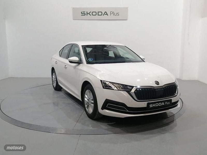 Blanco Nuevo 2025 Skoda Octavia Ambition Berlina | 23.900 € (Precio justo) - Imagen 1/4