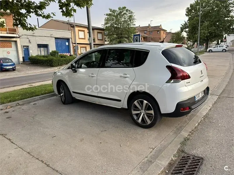 Usado Peugeot 3008 Allure 120 CV (88 kW) 2014 Blanco Familiar