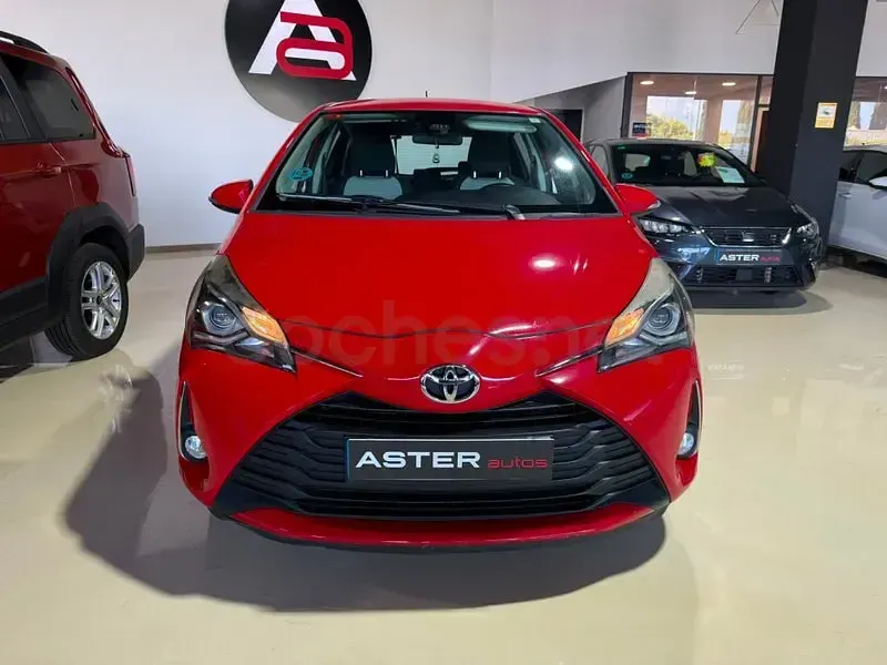 Usado Toyota Yaris Active 69 CV (50 kW) 2019 Rojo Berlina