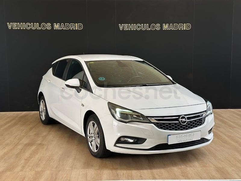 Usado Opel Astra Selective 110 HP (80 kW) 2018 Branco Sedan
