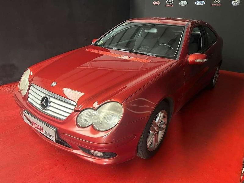 Usado Mercedes C200 Classic 163 CV (119 kW) 2002 Granate Berlina