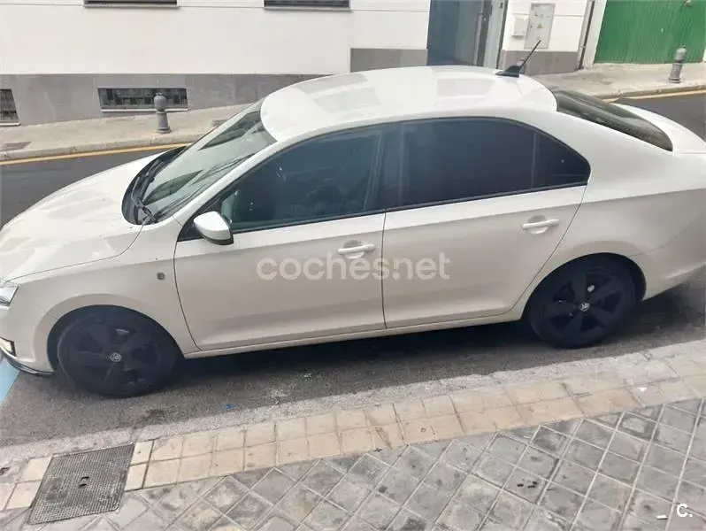 Usado Skoda Rapid Elegance 105 CV (77 kW) 2014 Blanco Utilitario