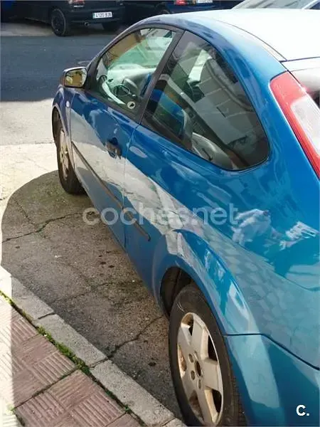 Usado Ford Focus Trend 100 CV (73 kW) 2005 Azul Berlina