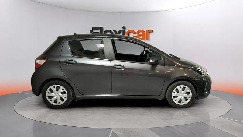 Usado Toyota Yaris Hybrid Active 100 CV (73 kW) 2019 Gris Berlina