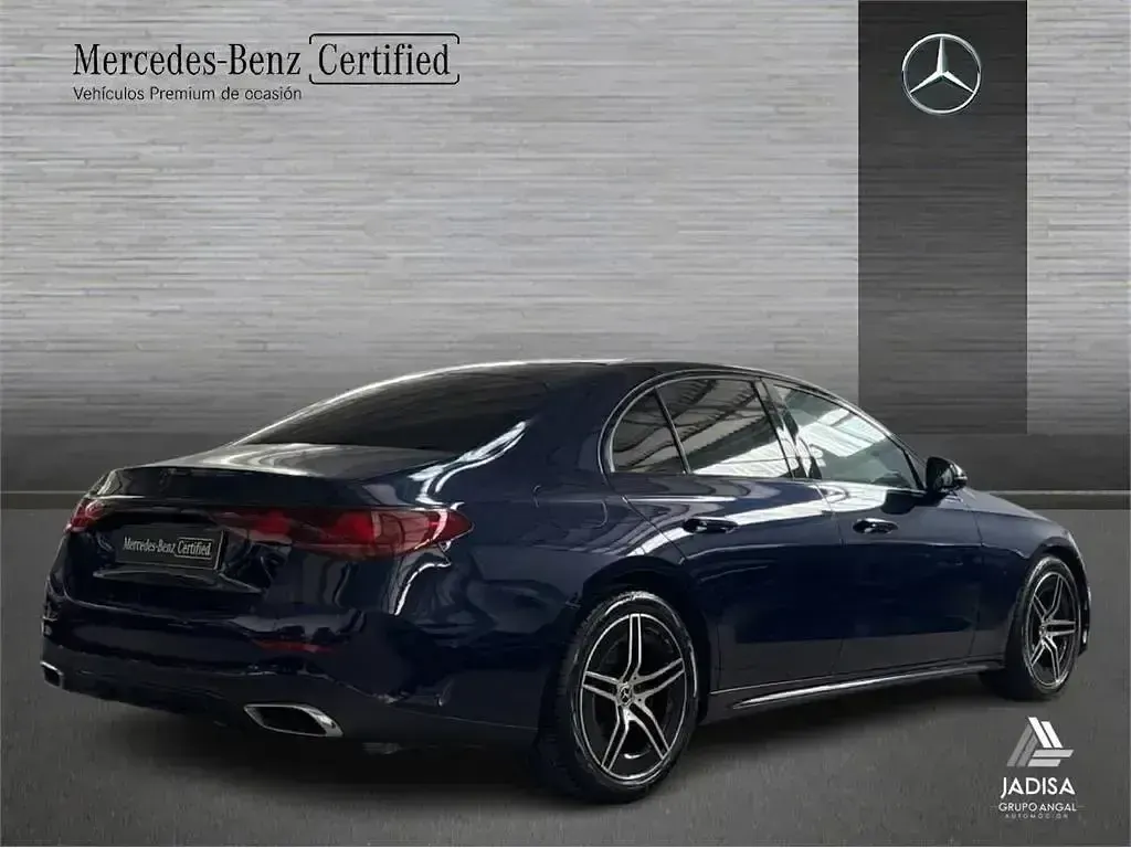 Używany Mercedes E220 197 KM (144 kW) 2024 Niebieski Sedan/Limuzyna