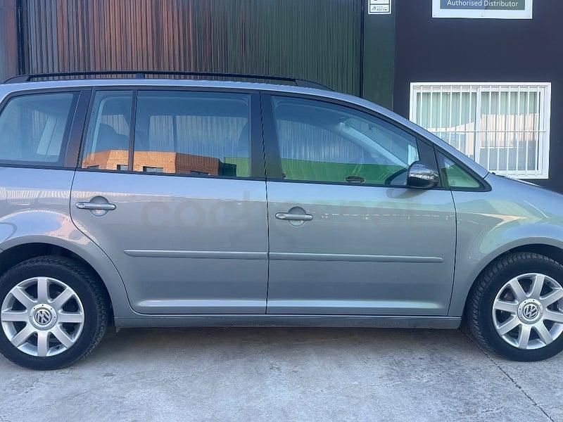 Usado VW Touran Advance 140 CV (102 kW) 2010 Gris / plata Monovolumen