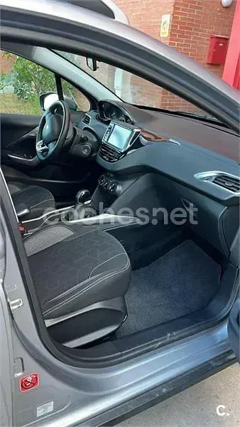 Usado Peugeot 2008 Active 110 CV (80 kW) 2017 Gris / plata SUV