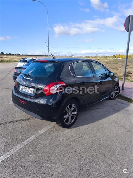 Usado Peugeot 208 Allure 92 CV (67 kW) 2014 Negro Utilitario