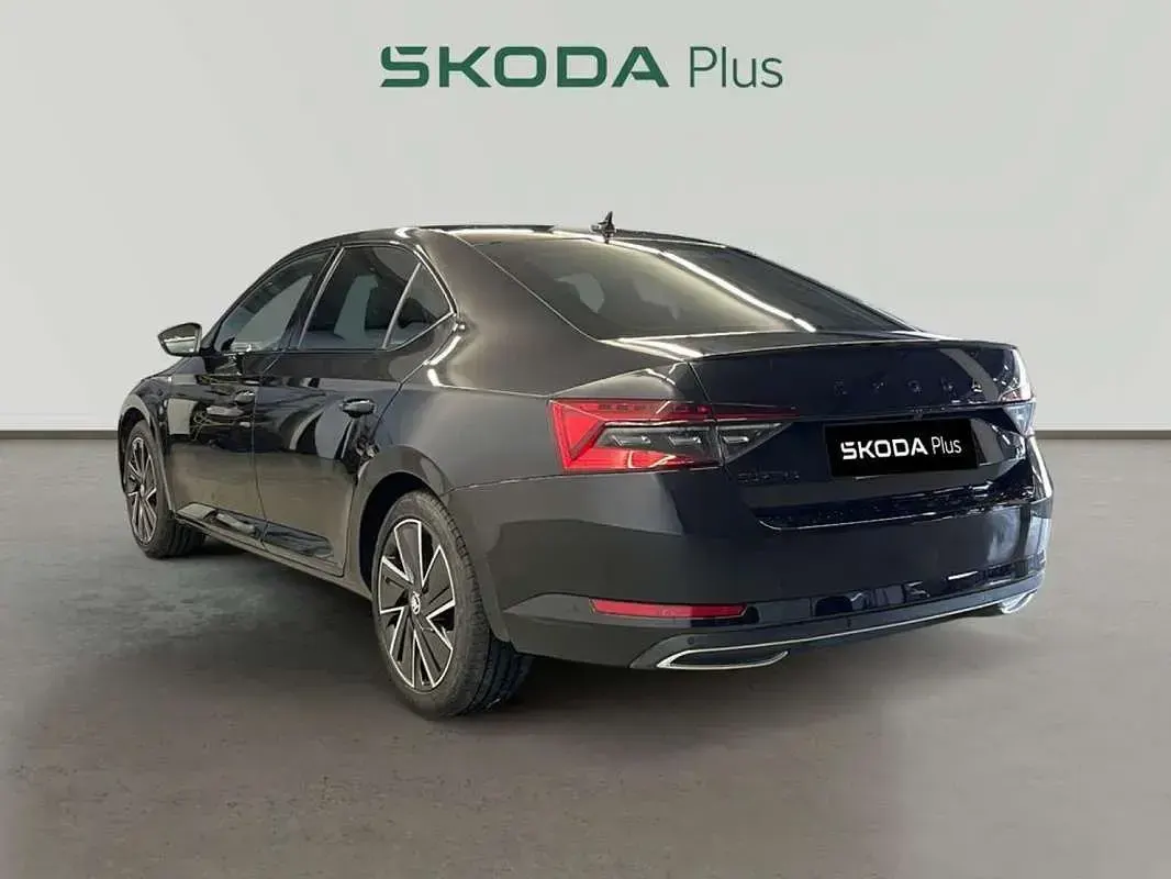Usado Skoda Superb SportLine 218 CV (160 kW) 2023 Negro Berlina