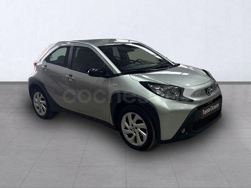 Usado Toyota Aygo X Play 72 CV (52 kW) 2024 Gris / plata SUV