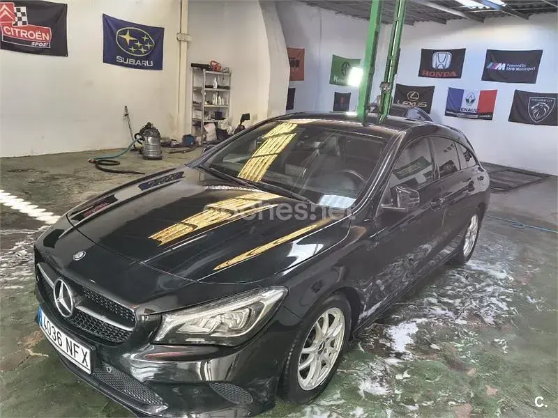 Usado Mercedes CLA180 Shooting Brake 122 CV (89 kW) 2017 Negro Familiar