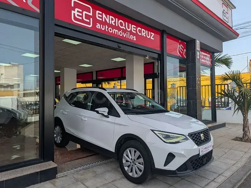 Usado Seat Arona Style 110 CV (80 kW) 2023 Blanco SUV
