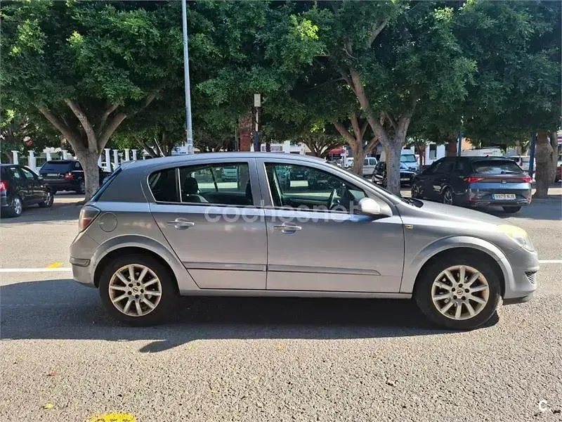 Usado Opel Astra Enjoy 100 CV (73 kW) 2007 Gris / plata Berlina