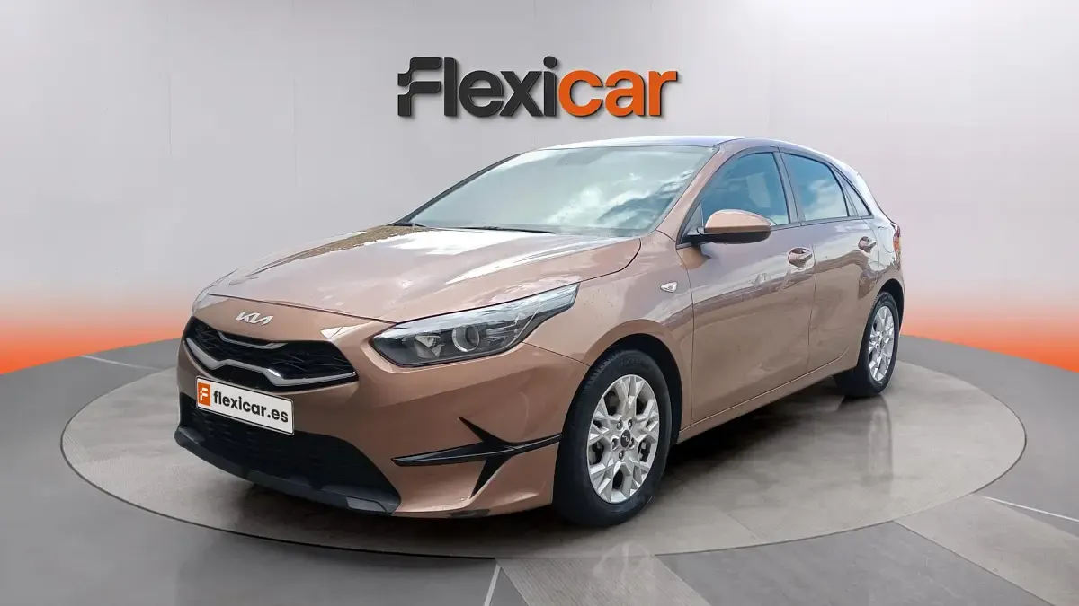 Usado Kia Ceed 101 CV (74 kW) 2023 Beige Utilitario