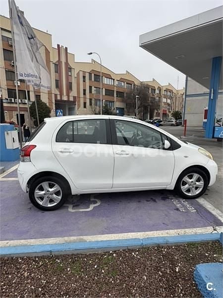 Usado Toyota Yaris Live 69 CV (50 kW) 2011 Blanco Berlina