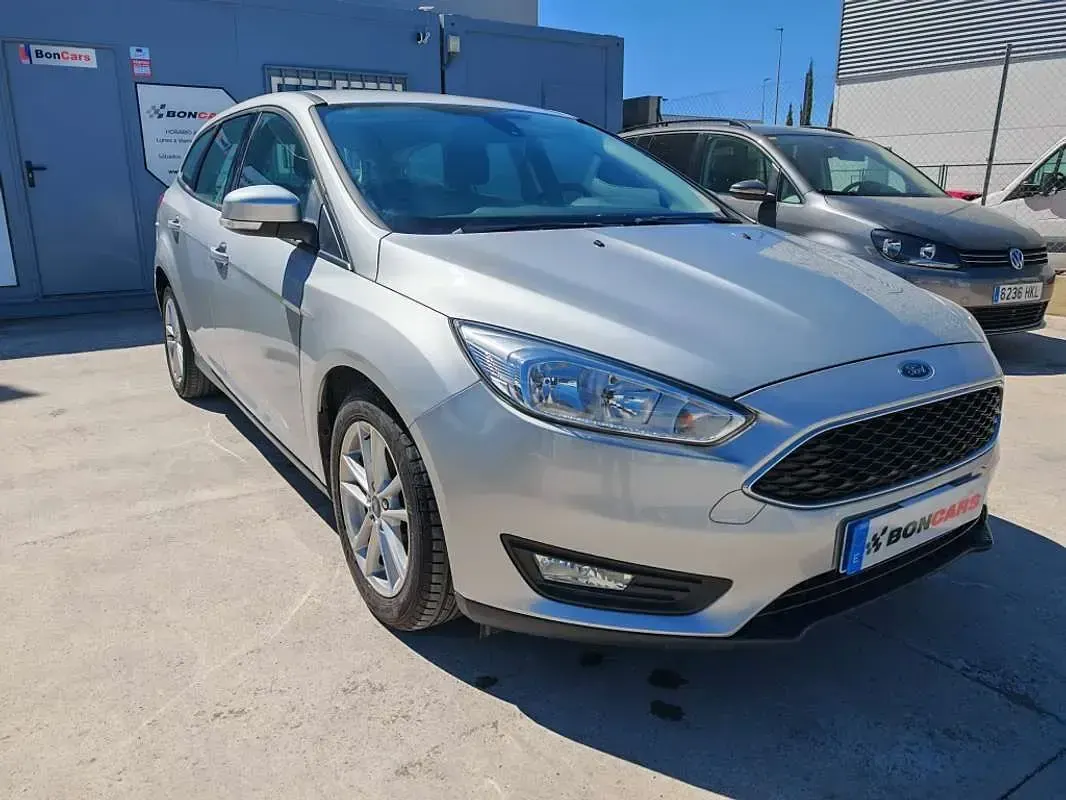 Usado Ford Focus Trend 125 CV (91 kW) 2017 Gris / plata Familiar