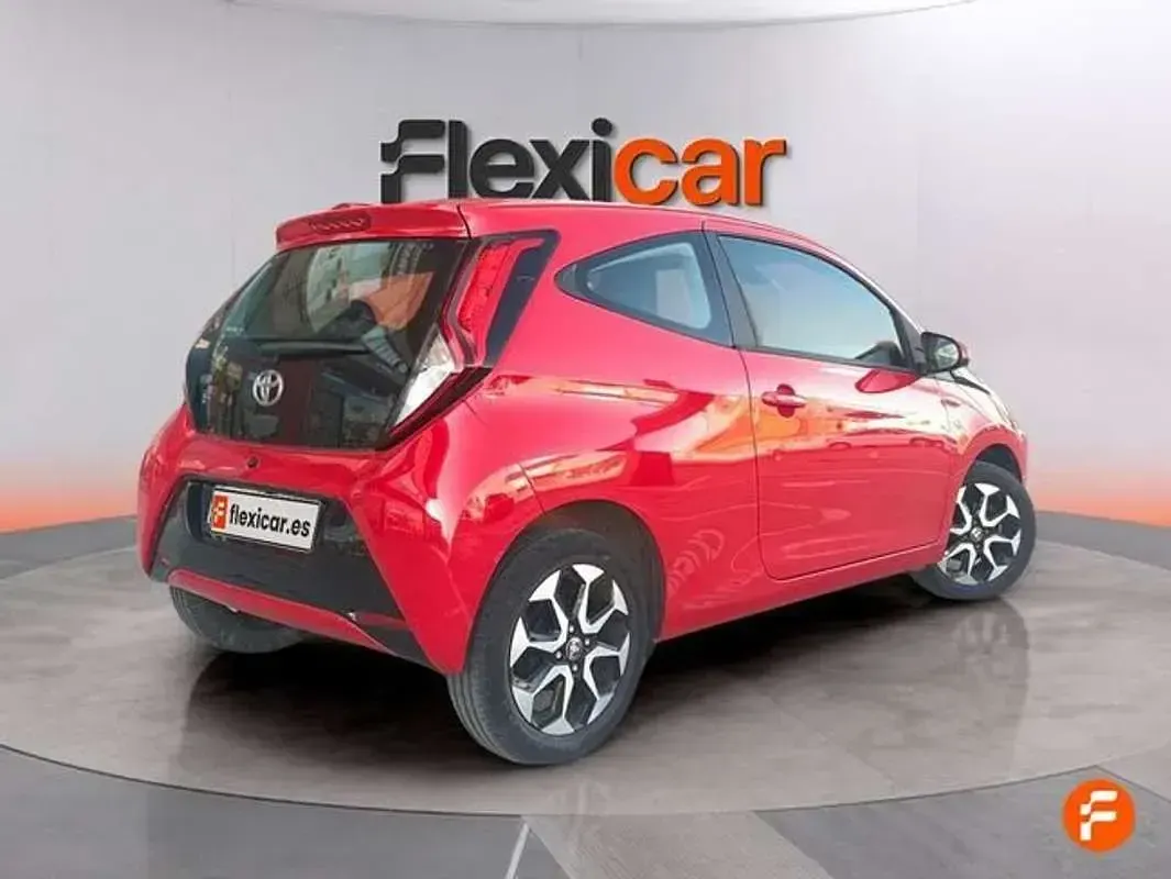 Usado Toyota Aygo X-play 72 CV (52 kW) 2019 Rojo Utilitario